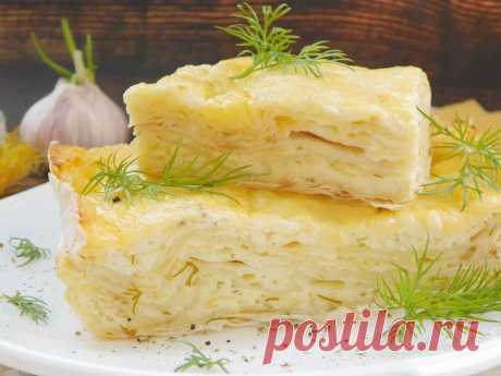 Сырный пирог из лаваша Печь вкусные пироги без замешивания и раскатывания теста - мечта каждой хозяйки. И тут на помощь придет тонкий лаваш. Он вполне может заменить коржи. Это значительно сэкономит время и силы. Сегодня сделаем закусочный сырный пирог из лаваша. Все быстро, просто и очень вкусно.