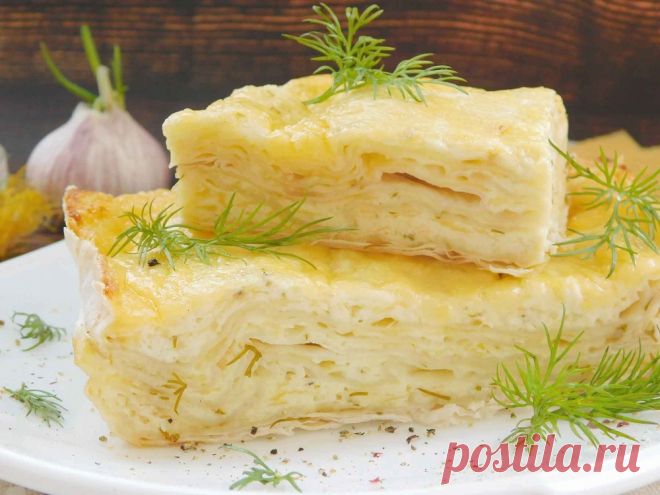 Сырный пирог из лаваша Печь вкусные пироги без замешивания и раскатывания теста - мечта каждой хозяйки. И тут на помощь придет тонкий лаваш. Он вполне может заменить коржи. Это значительно сэкономит время и силы. Сегодня сделаем закусочный сырный пирог из лаваша. Все быстро, просто и очень вкусно.
