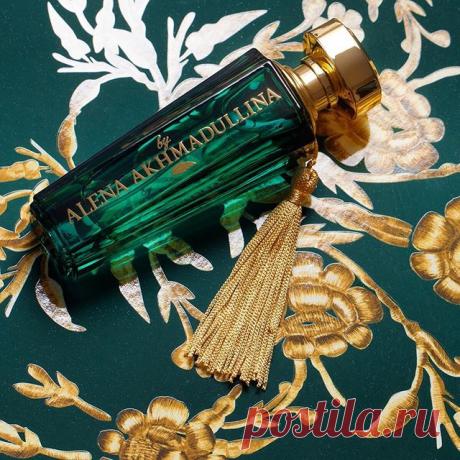 Присоединяйтесь к Faberlic – получайте подарок

Изюминка женского аромата Faberlic by Alena Akhmadullina – шлейфовые ноты благородной древесины. Парфюмерная вода окутывает легкой дымкой южного сандала и янтарного лабданума, словно распахивая старинные резные двери в сказочный сад. В сердце аромата – фруктовый аккорд из нот персика и сливы, а открывается он завораживающим итальянским мандарином и грейпфрутом.

Золотистое сияние и изумрудная прозрачность, древесный аккорд и ...