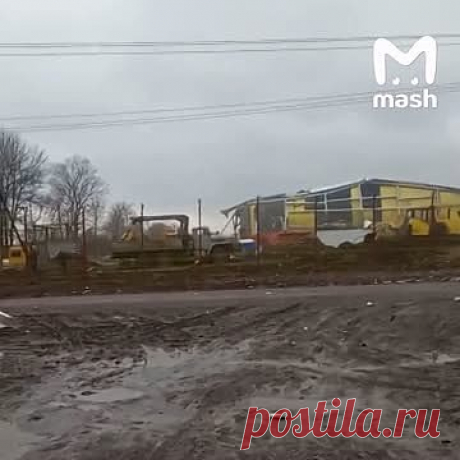 Разрушенная при обстреле ВСУ птицефабрика в Белгородской области попала на видео. Осколки одной из ракет дальнего действия, выпущенной Вооруженными силами Украины по территории Белгородской области, упали на птицефабрику. На кадрах видно разрушенный фасад здания и осколки, которые разлетелись от птицефабрики на несколько десятков метров. Губернатор региона Вячеслав Гладков сообщил об одном погибшем.