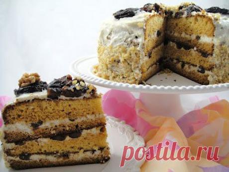 Медовый торт с черносливом.