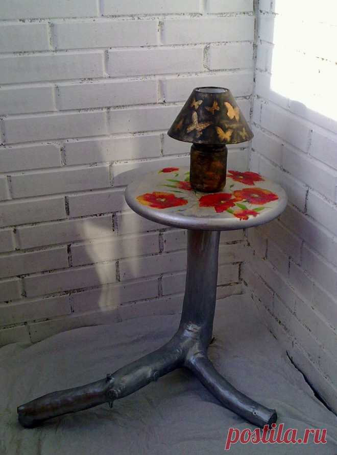 Столик декоративный . Натуральное дерево(коряга ) ,цвет серебро.