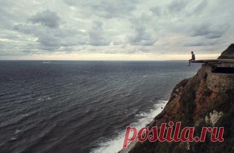 Знаешь, проснувшись сегодня утром и оглянувшись на свою жизнь, я подумал: &quot;А стоит ли мне бояться рисковать и делать то, что я действительно хочу делать, не обращая внимания на чужое мнение и критику в свой адрес? Не обращая внимания на мнимые страхи, которые рисует мой &quot;умный ум&quot;, отдаляя меня от реализации моих желаний?&quot;.