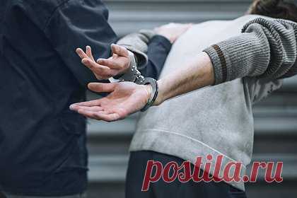 В Крыму полицейские задержали бездомного в форме украинского полка «Азов». В Крыму полицейские задержали бездомного, который был одет в форму украинского полка «Азов» (признан террористическим и запрещен в России). Мужчину в форме украинской армии со срезанными шевронами остановили в районе села Пироговка, когда он шел пешком до Симферополя. По словам бездомного, он нашел обмундирование.