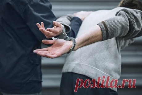 В Крыму полицейские задержали бездомного в форме украинского полка «Азов». В Крыму полицейские задержали бездомного, который был одет в форму украинского полка «Азов» (признан террористическим и запрещен в России). Мужчину в форме украинской армии со срезанными шевронами остановили в районе села Пироговка, когда он шел пешком до Симферополя. По словам бездомного, он нашел обмундирование.
