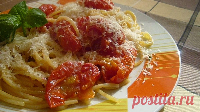 Простые Рецепты : Спагетти с помидорами и базиликом классический рецепт итальянской кухни. 
Классические спагетти с помидорами наверное самое популярное блюдо в Италии.