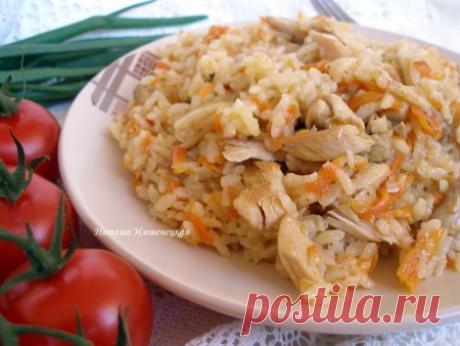 Рецепт приготовления плова с курицей Плов с курицей - это ароматное и сытное блюдо, которое идеально подходит для семейного ужина. В этом рецепте используется куриное мясо, лук, морковь и помидоры, что придаёт плову насыщенный вкус. Рис впитывает все ароматы и специи, создавая гармоничное сочетание вкусов.