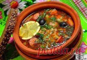 5 ОТМЕННЫХ СОЛЯНОК 🍲
1) СОЛЯНКА С КОЛБАСОЙ
Ингредиенты:
● 3 л воды, 
● по 200г полукопченой и вареной колбасы, 
● 10 оливок б/к, 
● 5 клубней картофеля, 
● по 2 дольки лимона, 
● соленых огурца и помидора, 
● 1 луковица, 
● перец-горошек, зелень, специи, соль.
Приготовление:
Воду довести до кипения, подсолить, положить картофель, порезанный кубиками. Лук с мелко нарезанными помидорами обжарить на сковороде. Колбасу нарезать соломкой и вместе с луково-томатной зажаркой поло