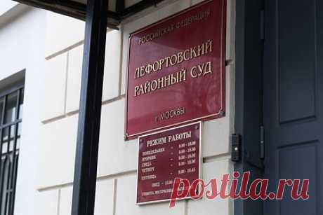 Россиянина Расулова заключили под стражу по делу о госизмене. Лефортовский суд Москвы арестовал гражданина России по фамилии Расулов, подозреваемого в госизмене. Решение об избрании россиянину меры пресечения в виде заключения под стражу принято по ходатайству следователя ФСБ. Заседание проходило в закрытом режиме из-за грифа «секретно» на материалах дела.