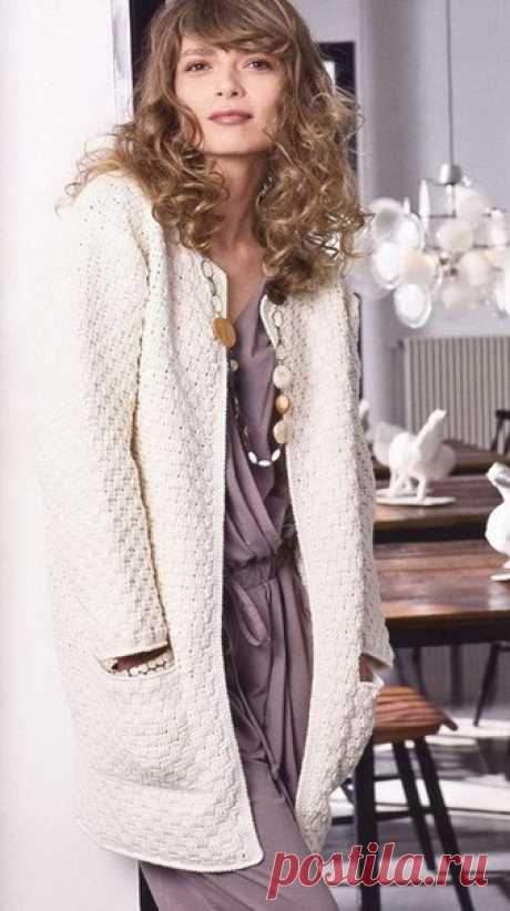 Пальто - удлиненный жакет вязаный крючком шахматным узором.