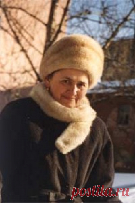 Мария Подвербная (Живопись) | Артклуб Gallerix ★ Мария Подвербная родилась в 1941 году в крошечном городке неподалеку от Костромы, в самом сердце России. Несколько лет Мария работала учительницей литературы в местной школе, а все свободное время проводила с мольбертом и кистями под стенами старинного монастыря, на берегу Волги. В 1964 Подвербная с отличием окончила художественно-графический факультет Педагогического института г.Костромы, но настоящей школой стали для Марии...