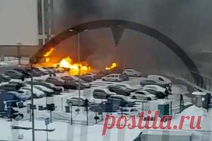Объятые огнем авто на парковке в Москве после утечки дизеля сняли на видео. Очевидцы сняли на видео объятые огнем автомобили на парковке в Новой Москве после утечки дизельного топлива. По последним данным, сгорели шесть машин. Инцидент произошел на улице Бориса Пастернака. Огонь перекинулся на канализацию.