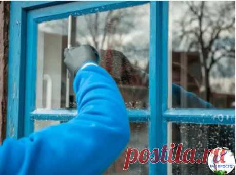 Раствор для долгого сохранения чистоты окон

Смешайте три чайных ложки воды, семь ложек глицерина и несколько капель нашатырного спирта. Смочите смесью бумажное полотенце и протрите стекла.

Водный раствор глицерина со спиртом образует на стекле тончайшую защитную пленку, который защищает стекло от пыли.