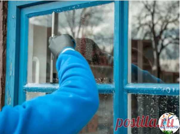 Раствор для долгого сохранения чистоты окон

Смешайте три чайных ложки воды, семь ложек глицерина и несколько капель нашатырного спирта. Смочите смесью бумажное полотенце и протрите стекла.

Водный раствор глицерина со спиртом образует на стекле тончайшую защитную пленку, который защищает стекло от пыли.