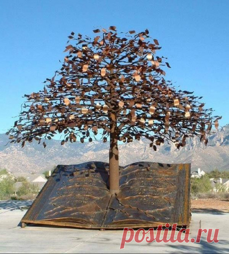 Памятник книге &quot;Древо познания&quot; возле публичной библиотеки Оро Валлей, штат Аризона, США Библиотека в литературе и искусстве