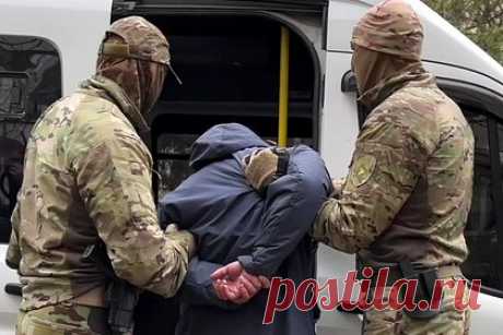 Раскрыты данные о прошлом задержанного ФСБ за подготовку теракта в России. Украинец Дмитрий Шиманский, задержанный сотрудниками ФСБ России за подготовку теракта с использованием «грязной бомбы», является кадровым сотрудником Главного управления разведки (ГУР) Минобороны Украины. Он причастен к похищению добровольцев, которые воевали в Донбассе. Их усыпляли и пытались вывезти из страны.