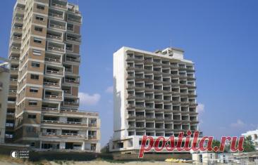 Вароша - город призрак Вароша (греч. Βαρώσια, тур. Maraş) — квартал в городе Фамагуста на Кипре. До турецкого вторжения он был популярным туристическим местом, а затем стал «городом-призраком».В 1970-х годах Фамагуста была основным туристическом центром на Кипре. В связи с растущим числом туристов в городе было...