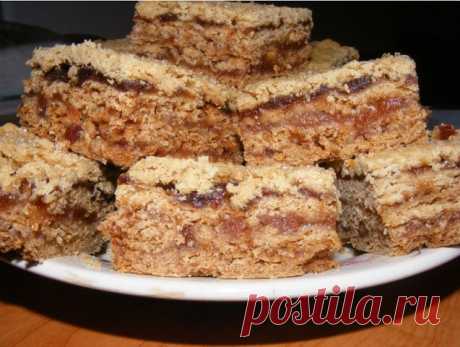 Вкусный пирог &quot;Каракум&quot;

Маргарин - 200г 
Сахар - 1 стакан 
Мука - 1 стакан 
Яйцо - 1 шт. 
Сода - п/ч ложки 
Соль - щепотка 
Варенье 

Яйцо перемешать с сахаром. Маргарин растопить и перемешать вместе с сахаром и яйцом. Высыпать муку, добавить соду и соль, перемешать. Тесто получается очень эластичное. 1/4 часть теста кладем в морозилку. Остальное тесто тонким слоем равномерно руками распределяем по противню. Сверху мажем вареньем. Достаем тот кусочек из морозилки и трем е...
