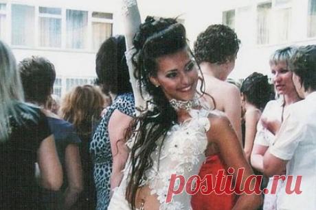 Регина Тодоренко показала свое фото со школьного выпускного. Российская телеведущая, блогерша и актриса Регина Тодоренко показала свое фото со школьного выпускного. На размещенном снимке знаменитость предстала в белом платье длины макси с одним рукавом. Наряд с многослойной юбкой был оформлен глубоким разрезом и цветочной аппликацией и обнажал бедро и часть живота.