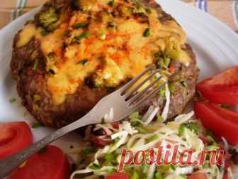 Мясной хлеб или котлета для Гулливера (в мультиварке) Ну вот- вкусно, дешево, быстро…одним словом- вполне сердито! Котлеты из мульти выходят сочные- независимо от размера. Такую большую просо проще готовить- меньше движений. В принципе- можно и не переворачивать- тоже будет вкусно. Я обычно делаю котлеты в духовке- запекаю без масла- он выходят очень вкусными, но в мульти варке получилось сочнее- не так сохнет поверхность фарша и корочка мягкая -тем более под вкусным сырным покрывалом.