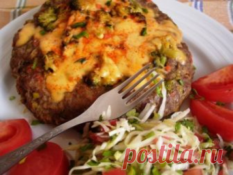 Мясной хлеб или котлета для Гулливера (в мультиварке) Ну вот- вкусно, дешево, быстро…одним словом- вполне сердито! Котлеты из мульти выходят сочные- независимо от размера. Такую большую просо проще готовить- меньше движений. В принципе- можно и не переворачивать- тоже будет вкусно. Я обычно делаю котлеты в духовке- запекаю без масла- он выходят очень вкусными, но в мульти варке получилось сочнее- не так сохнет поверхность фарша и корочка мягкая -тем более под вкусным сырным покрывалом.