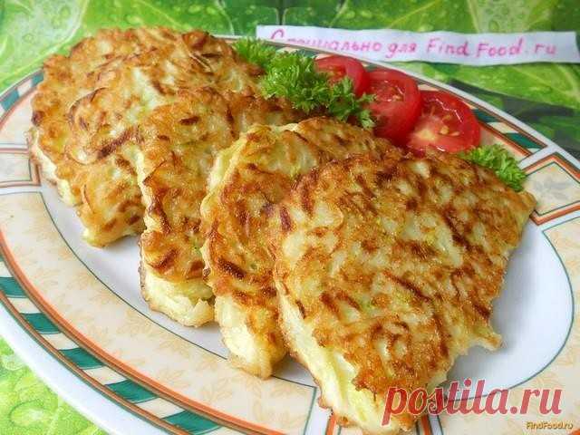 Нежные, мягенькие и очень вкусные пирожки! 
Ингредиенты 

Кабачок300 г 
Куриный фарш150 г 
Лук репчатый1 шт 
Яйца1 шт 
Сметана4 ст.л. 
Соль, черный молотый перецпо вкусу 
Кефир0,5 стак. 
Растительное маслодля жарки 
Мука5 ст.л. 
Приготовление20-30 минут 

Кабачок (нужен молоденький) моем хорошо под проточной водой, обрезаем концы и натираем на крупной терке. Добавляем яйцо и сметану. Хорошо перемешиваем. 

Солим и перчим кабачки, вливаем кефир. Муку просеиваем и добавляем ...