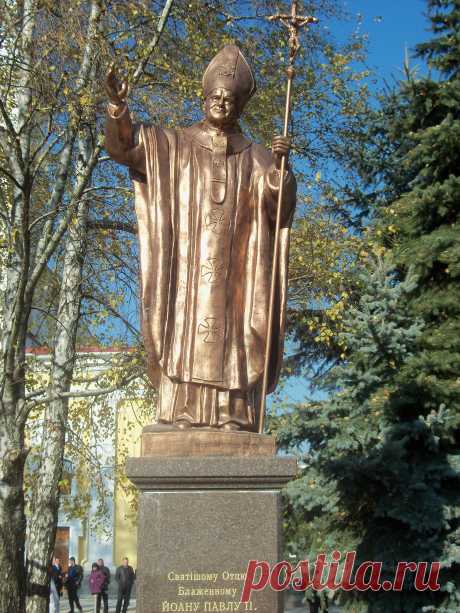 Памятник Иоанну ПавлуII в Житомире