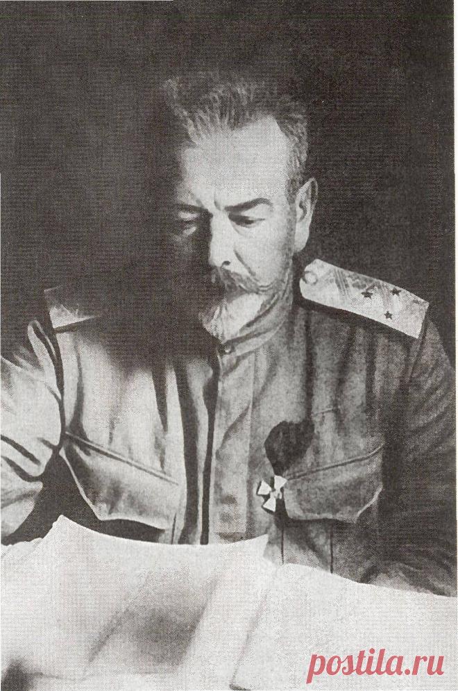 А. С. Лукомский. Генерал и писатель Вспомним об одном из видных военных деятелей России первой четверти 20-го века — генерале и писателе Александре Сергеевиче Лукомском (10.07.1868 – 25.02.1939 нов. ст.).Сын военного инженера, он происходил из дворян Полтавской губернии. Окончил в 1885 г. Петровский Полтавский кадетский корпус, затем