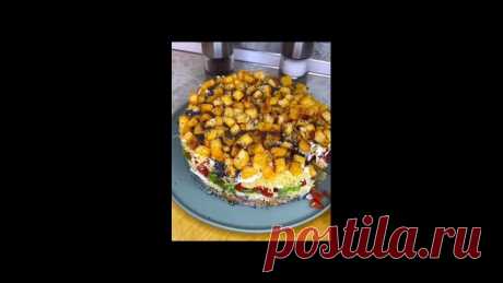 САЛАТ КУРИЦА ПОД КАЙФОМ

ИНГРЕДИЕНТЫ
- Копченая курица
- Яйца
- Помидоры
- Сыр
- Листья салата
- Майонез
- Мак
-Чеснок
- Подсолнечное масло
- Соль, Перец, Паприка
- Хлеб

Самые вкусные рецепты салатов!

Вдохновляйтесь новыми идеями для вкусных и сытных салатов!