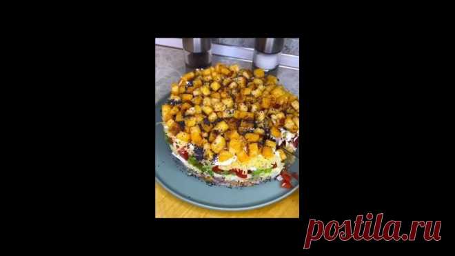 САЛАТ КУРИЦА ПОД КАЙФОМ

ИНГРЕДИЕНТЫ
- Копченая курица
- Яйца
- Помидоры
- Сыр
- Листья салата
- Майонез
- Мак
-Чеснок
- Подсолнечное масло
- Соль, Перец, Паприка
- Хлеб

Самые вкусные рецепты салатов!

Вдохновляйтесь новыми идеями для вкусных и сытных салатов!