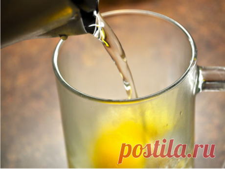 Три напитка, чтобы держать гормоны в норме. Женщинам рекомендуется пить каждый день!

Рецепт №1
Теплая вода с лимоном помогает сбросить лишний вес, вывести токсины из организма, улучшить иммунитет, состояние кожи и пищеварение. Дело в том, что лимон способен влиять на гормон сытости — лептин. Если он не в балансе, организм начинает накапливать жировые отложения.

Рецепт очень простой: выдавите сок половины лимона и залейте его кипятком, дайте ему слегка остыть и выпейте за...