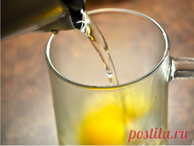 Три напитка, чтобы держать гормоны в норме. Женщинам рекомендуется пить каждый день!

Рецепт №1
Теплая вода с лимоном помогает сбросить лишний вес, вывести токсины из организма, улучшить иммунитет, состояние кожи и пищеварение. Дело в том, что лимон способен влиять на гормон сытости — лептин. Если он не в балансе, организм начинает накапливать жировые отложения.

Рецепт очень простой: выдавите сок половины лимона и залейте его кипятком, дайте ему слегка остыть и выпейте за...