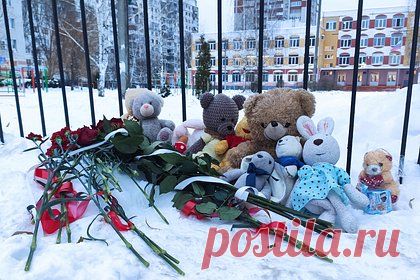 В Общественной палате указали на ответственность семьи после стрельбы в Брянске. Член Общественной палаты Санкт-Петербурга, директор лицея № 369 Константин Тхостов высказался после стрельбы в школе в Брянске и заявил, что в первую очередь встает вопрос ответственности семьи. «Хотим мы этого или нет, вес, к сожалению, лежит в плоскости нашей взрослой безответственности», — отметил он.