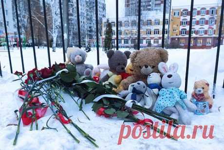 В Общественной палате указали на ответственность семьи после стрельбы в Брянске. Член Общественной палаты Санкт-Петербурга, директор лицея № 369 Константин Тхостов высказался после стрельбы в школе в Брянске и заявил, что в первую очередь встает вопрос ответственности семьи. «Хотим мы этого или нет, вес, к сожалению, лежит в плоскости нашей взрослой безответственности», — отметил он.