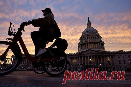 В Конгрессе США предложили ужесточить применение закона об иноагентах. Конгрессмен Джек Бергман от Республиканской партии предложил внести поправки в регламент Палаты представителей США, в соответствии с которыми сотрудниками СМИ, признанных иноагентами, ограничивается доступ в американские госучреждения. «Лента.ру» ознакомилась с соответствующей резолюцией, предложенной конгрессменом.