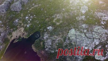 «Дырявое» водохранилище Кончос в Португалии.
Водохранилище Кончос было создано искусственно в 1955 году. Находится оно на территории горного массива Серра-да-Эштрела.По легенде местных жителей, «дырка» на поверхности водохранилища является входом, который ведет к центру Земли. Однако на самом деле отверстие является всего лишь шахтным водосбросом, через который избыток воды падает с высоты 4,6 метра и уходит в реку.