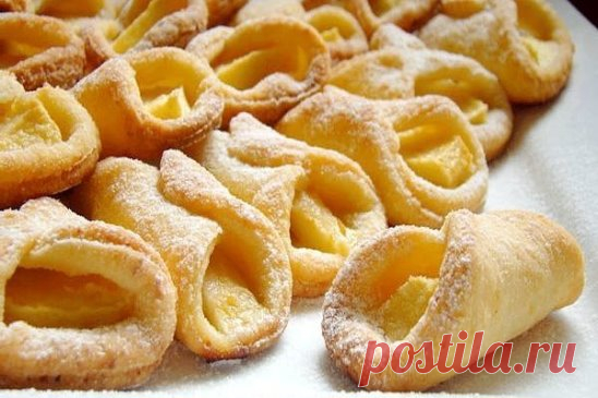 Малокалорийные творожные платочки с яблоками!
 Ингредиенты:
250 г творога
100 г кефира или натурального йогурта
250 г муки
1–2 яблока
10 ч. л. сахара
0,5 г соли
корица
сахарная пудра
Когда все продукты собраны, скорее приступай к приготовлению этого аппетитного лакомства!
 Приготовление
1. Начни с творога. Хорошенько перетри его, добавь 9 ч. л. сахара и 0,5 г соли. Всё тщательно перемешай либо блендером, либо вручную.
2. В перетертый творог влей кефир и понемногу добавляй муку.