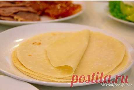 Самый простой и самый вкусный рецепт тонких блинов.

3 яйца
0,5 л молока (лучше домашнего или просто жирного 3,2% , 3,5%)
1 стакан с горкой муки
небольшая щепотка морской соли
1 ст. л сахара или меда
1 ст. л подсолнечного масла (или оливкового без запаха)
ванилин или семена стручка ванили по вкусу
Все ингредиенты хорошо взбиваем в блендере (миксером, старательно вручную) и печем блины на горячей сковородке на среднем огне, периодически смазывая ее сливочным маслом.