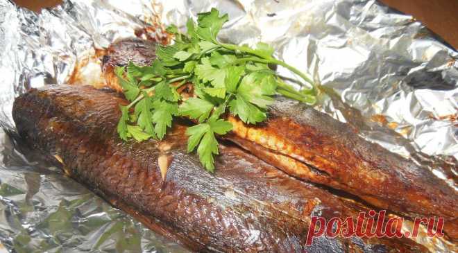 Сельдь «А-ля холодного копчения» в домашних условиях Вкуснятина невероятная! Ингредиенты: 2 свежемороженые скумбрии/сельди без головы и внутренностей Для рассола:1 л воды2-3 горсти луковой шелухи (промыть)2 ст.л сухой заварки черного чая (без добавок)3 ст...