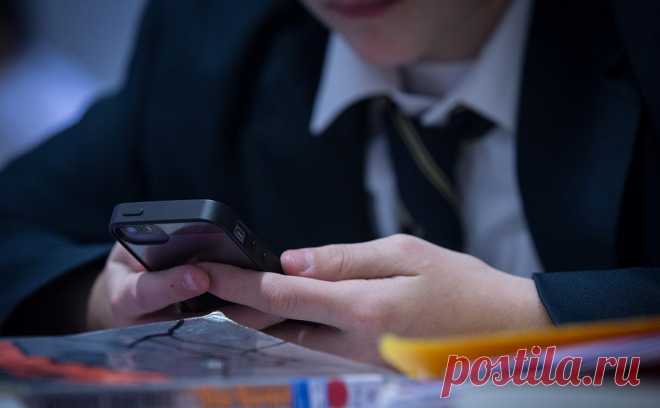 В Нидерландах школьникам запретят пользоваться мобильными телефонами. Школы в Нидерландах сами смогут решить, каким образом соблюдать введенный запрет. В России аналогичный запрет действует с прошлого года