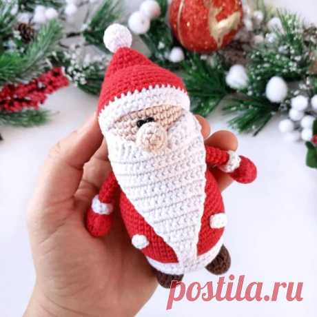 Дедушка Мороз. Описание вязания.
Автор: bosikom_za_kotom

Описание автора:

МАТЕРИАЛЫ И ИНСТРУМЕНТЫ

Я использовала пряжу Alize «Cotton Gold», 55% хлопок, 45% акрил, 330 м/100 г.

Голова, нос - телесные цвета: № 382 (пудра) или № 67 (светло-бежевый)
Шуба, шапка № 56 (красный)
Валенки № 493 (коричневый)
Отделка шубы и шапки № 55 (белый)

Подойдут также YarnArt «Jeans», Gazzal «Baby Cotton», «Карамелька» Камтекс, «Детская новинка» Пехорка, «Детская объёмная» Пехорка или друг...
