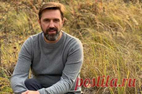 Владимир Вдовиченков сбрил бороду: помолодевший актер показал как проводит время с женой