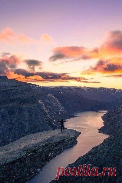 Очень важно научиться никого не держать. Есть рядом хорошие люди — радуйся, нет рядом никого — отдыхай, переосмысливай жизнь.