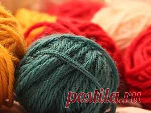 Какая должна быть пряжа для машинного вязания Пряжа в бобинах, которая продается в специализированных магазинах для машинного вязания,имеет отличие от моточной пряжи, которую используют для ручного вязания. Кроме того, если вы хотите чтоб машина служила вам долго, исправно и не доставляла хлопот, лучше применять пряжу на бобинах. Чтобы машина работала 'без запинок' и вязанное полотно было качественно, нужно выбирать пряжу, которая намотана равномерно, и чтобы длина ее была от 600 и более.