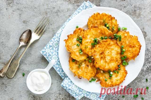 Хашбраун: простое и вкусное блюдо из картофеля 


Это блюдо часто называют американскими драниками, но это не сов­сем так. Дело в том, что для хашбрауна картофель сначала натирается на крупной тёрке, а потом бланшируется в кипящей воде. Он получае…