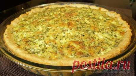 Пирог с сыром и творогом Пирог с сыром и творогом — отличная закуска, которая хороша сама по себе и с другими блюдами. Несмотря на простую начинку, выпечка получается довольно сытной. Творожный пирог порадует вас своим непрев...