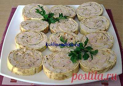 Куриный рулет с блинами.