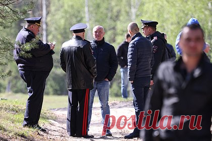 Отличившихся при раскрытии дела о подрыве авто Прилепина полицейских наградят. Глава МВД Владимир Колокольцев решил представить к награде полицейских, отличившихся при раскрытии подрыва автомобиля политика и писателя Захара Прилепина. Об этом заявила официальный представитель МВД России Ирина Волк.