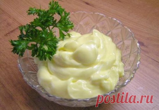 Домашний вкуснейший майонез без Ешек и консервантов, которыми пичкают магазинные.
Готовится быстро и легко!
Нам понадобится:
2 яйца
2 столовых ложки лимонного сока
1 чайная ложка  горчицы
1/2 чайной ложки соли
1,5 стакана растительного рафинированного масла
Приготовление:
Взбить яйца (в блендере или миксером в высокой посуде) на низкой скорости, добавить соль, горчицу, лимонный сок. Тонкой струйкой аккуратно влить масло, не прекращая взбивать, до получения массы белого цве...