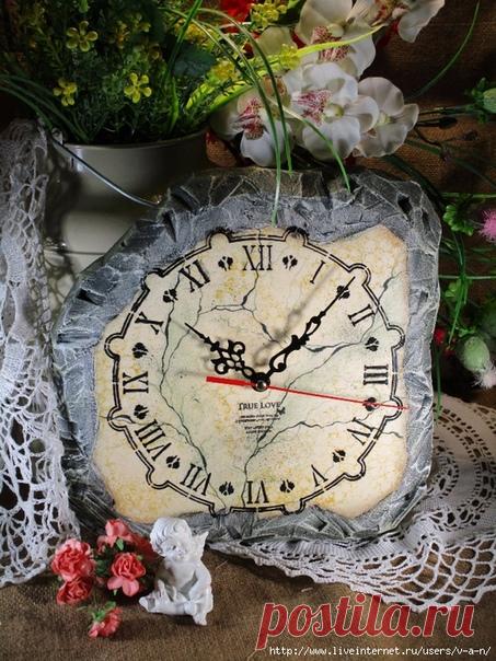 Пеноплекс — достаточно податливый и недорогой материал для создания поделок. Он продается в обычном строительном магазине. 
Из пеноплекса легко выходят фактуры: деревянная вывеска, каменная стена, кора дерева и т.д.Образцы работ из пеноплекса, взятые из интернета.